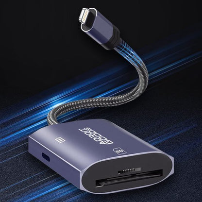 Lightning SD kaartlezer met gevlochten kabel en metalen behuizing op donkere achtergrond