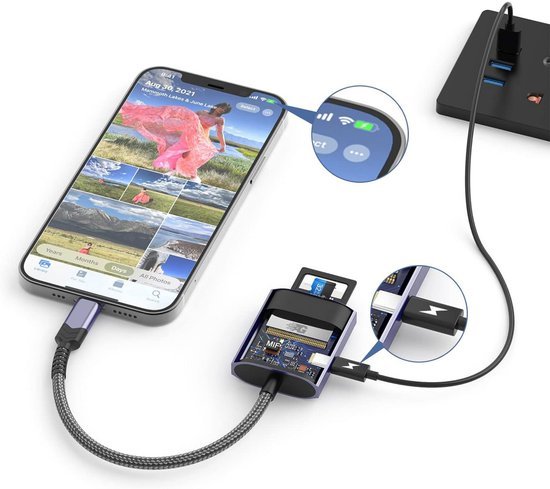 Lightning SD kaartlezer aangesloten op iPhone voor het bekijken en importeren van foto's