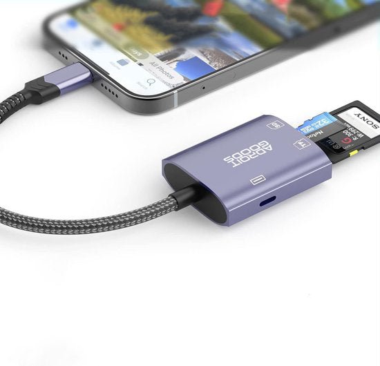 Lightning SD kaartlezer aangesloten op iPhone met ingevoerde SD en micro SD kaarten