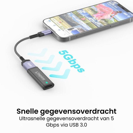 Smartphone verbonden met snelle USB 3.0 data-adapter voor overdracht tot 5 Gbps