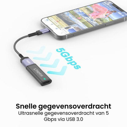 Smartphone verbonden met snelle USB 3.0 data-adapter voor overdracht tot 5 Gbps