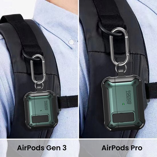 Beschermhoesje met karabijnhaak bevestigd aan zwarte rugzakband, close-up van person met overhemd