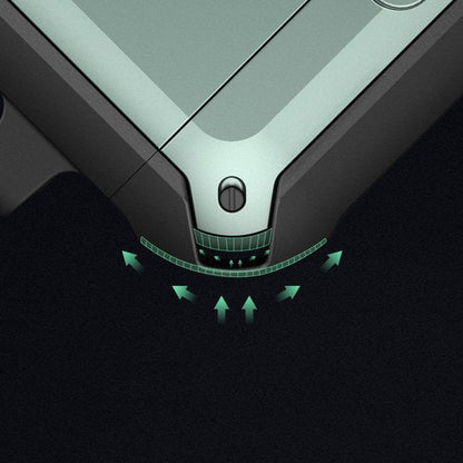 Close-up van een hoek met een verstelbare mechanische draaiknop en groene pijlen voor instelling