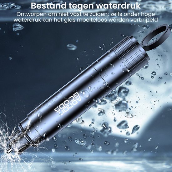 Blauwe metalen apparaat met waterdruppels en brekend glas op een natte ondergrond