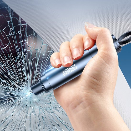 Hand houdt metalen gereedschap vast dat glas breekt met gebroken glas op de achtergrond