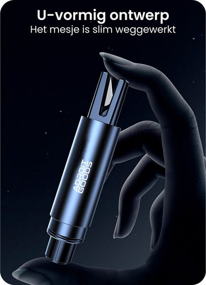 Hand houdt blauw metalen U-vormig object met verborgen mesje en merknaam Adroit Goods zichtbaar