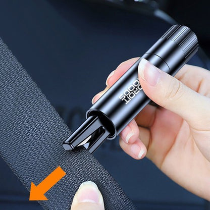 Hand gebruikt zwart apparaatje om autogordel vlek schoon te maken met oranje pijl indicator