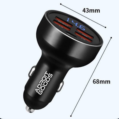 Zwarte AdroitGoods autolader met vier USB-poorten en digitale spanningsmeter display.