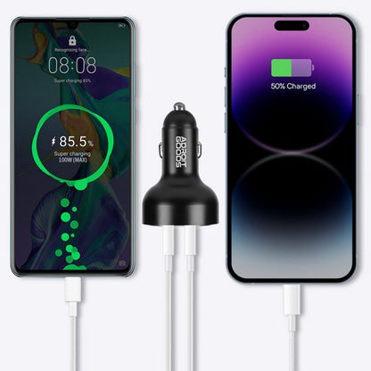 Twee smartphones worden tegelijkertijd snel opgeladen via een dubbele USB-autolader van AdroitGoods.
