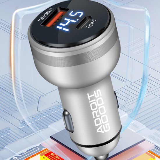 zilverkleurige Autolader met digitaal scherm en USB Type-C aansluiting zichtbaar