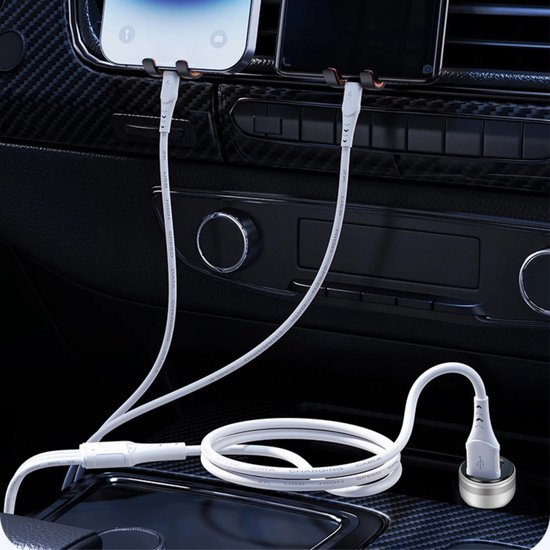 Witte oplaadkabels verbonden met twee telefoons in een auto met carbon-look dashboard