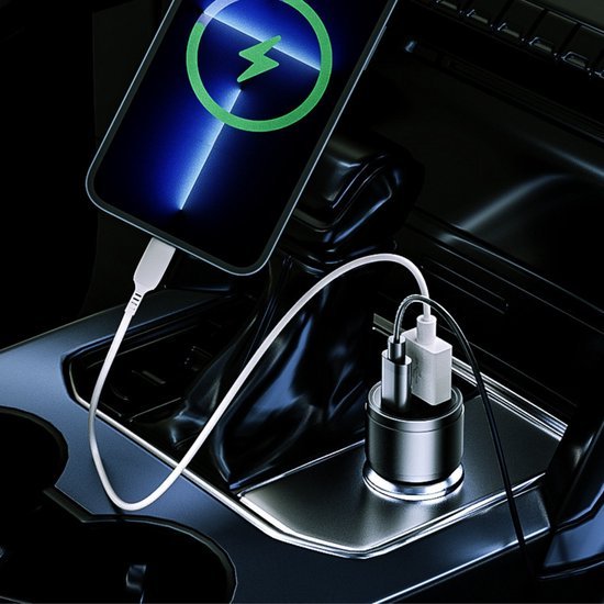 Telefoon wordt opgeladen via een autolader met twee USB-poorten in de bekerhouderconsole.