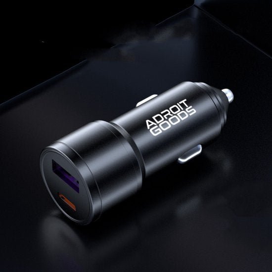 zwarte autolader met twee usb-poorten en wit AdroitGoods logo in moderne stijl