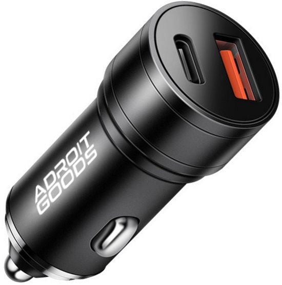 zwarte autolader met twee USB-poorten en wit AdroitGoods-logo in modern design