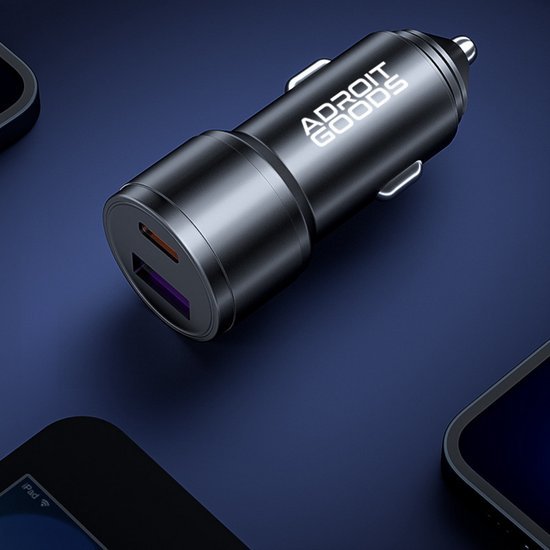 Zwarte AdroitGoods autolader met dubbele USB-poorten op een donkere ondergrond