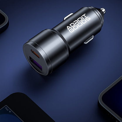 Zwarte AdroitGoods autolader met dubbele USB-poorten op een donkere ondergrond