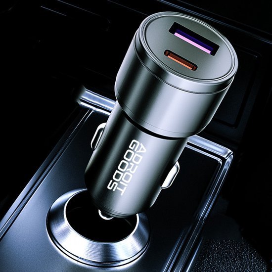 Zwarte autolader met twee USB-poorten en merknaam Adroit Goods op zonnepaneelhouder