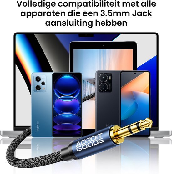 Zwarte audiokabel met 3.5mm jack en diverse moderne elektronische apparaten op de achtergrond