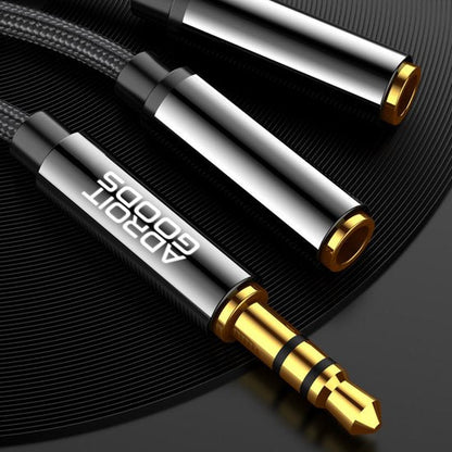 Zwarte audiokabel met gouden 3,5 mm jack en metalen behuizing met AdroitGoods logo