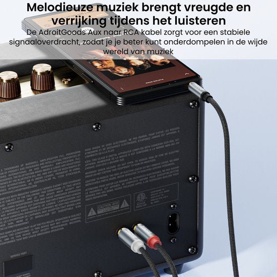 Smartphone aangesloten op versterker met kabel voor muziek afspelen en bedieningsknoppen zichtbaar