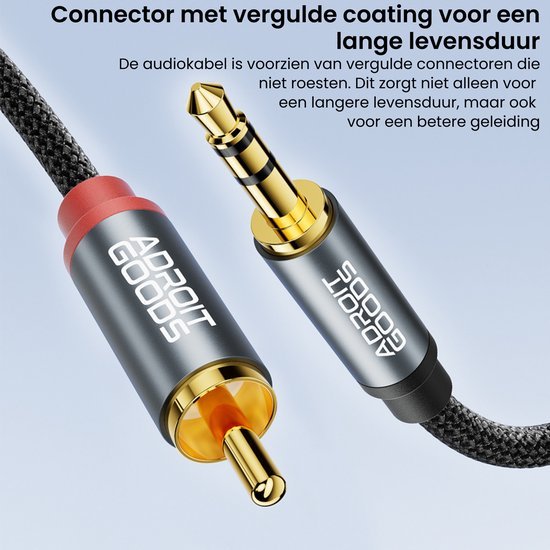 Zwarte audiokabel met vergulde connectoren en merknaam Adroit Goods zichtbaar op de behuizing