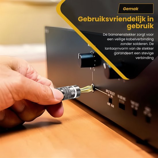 Hand steekt een bananenstekker in een apparaat met duidelijke gebruikersinstructies in beeld