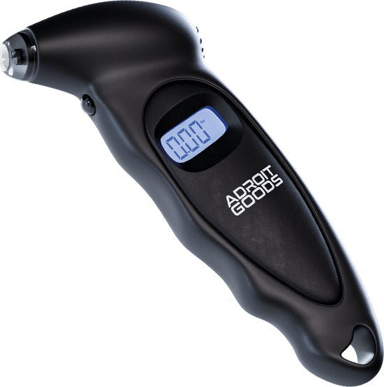 Zwart digitaal apparaat met blauw scherm en logo AdroitGoods voor nauwkeurige metingen