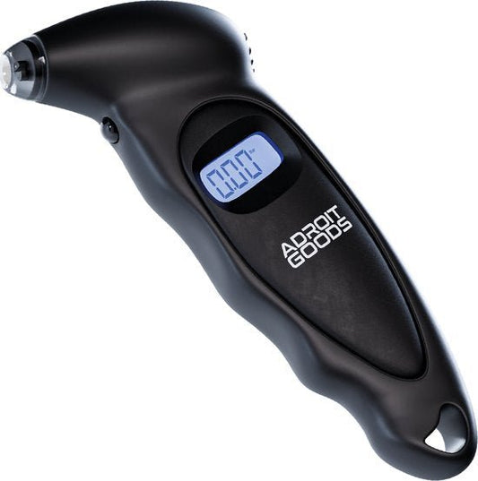 Zwart digitaal apparaat met blauw scherm en logo AdroitGoods voor nauwkeurige metingen