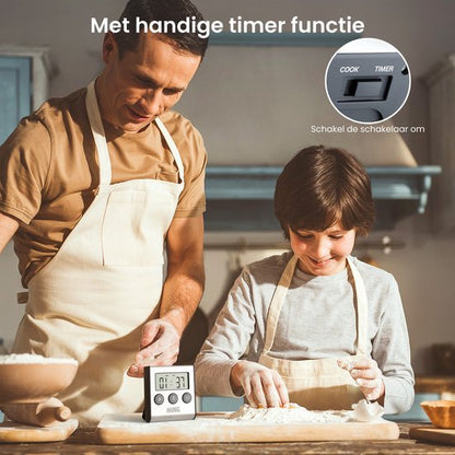 Vader en zoon bakken samen in de keuken met een timer en meel op het aanrechtblad.