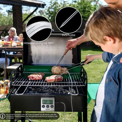 Man en kind grillen vlees op een buitenbarbecue met een digitale thermometer en hittebestendige roosters