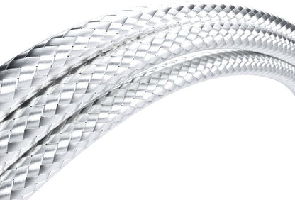 close-up van flexibel gevlochten metalen koord met glanzende afwerking