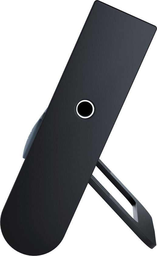 strak zwart elektronisch apparaat met ronde knop en verstelbare standaard aan achterzijde