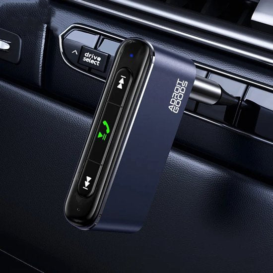 Compact apparaatje met knop voor muziekbediening en handsfree bellen in autobinnenruimte