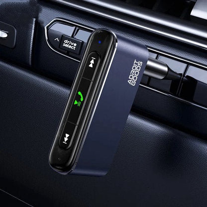 Compact apparaatje met knop voor muziekbediening en handsfree bellen in autobinnenruimte