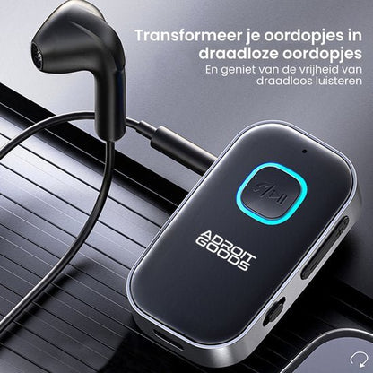 Zwart draadloos oordopjesomzetter met blauwe knop en aansluitkabel op zwarte ondergrond