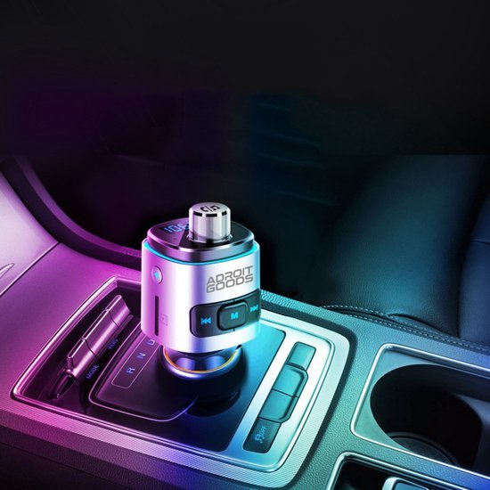 Moderne autolader met knoppen en USB-poort geplaatst in de middenconsole van een auto.