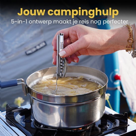 Hand steekt multitool in kookpot met pasta op campingkooktoestel buiten setting