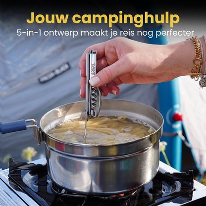 Hand steekt multitool in kookpot met pasta op campingkooktoestel buiten setting