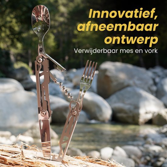 Multifunctioneel bestek met afneembare lepel, vork, mes en kurkentrekker in natuurlijke omgeving.