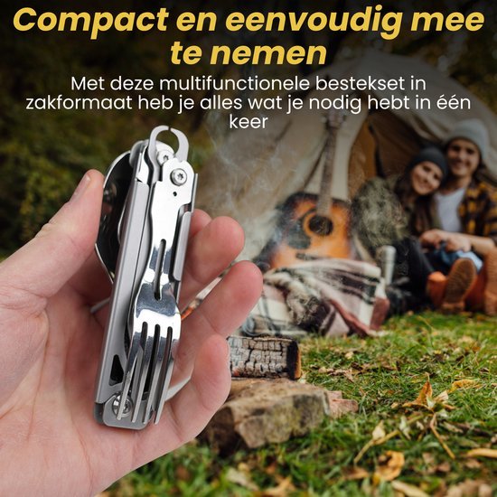 Hand houdt compacte multifunctionele bestekset met kampeerders en kampvuur op achtergrond