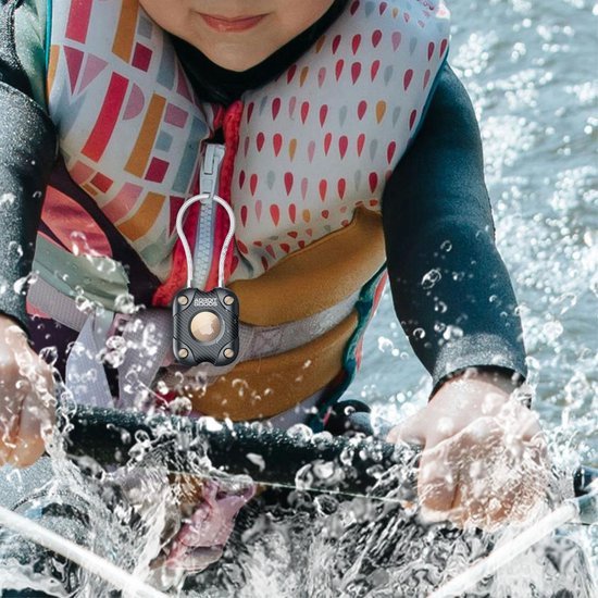 Kind draagt zwemvest en waterdichte zwarte tracker tijdens varen op het water in actie