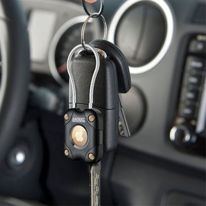 Zwarte sleutelhanger met metalen kabel en een tech accessoire hangend aan autosleutels