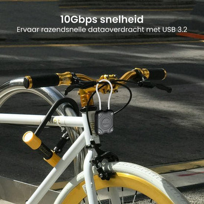 Fiets met wit en geel frame en een klein zwart apparaat bevestigd aan het stuur