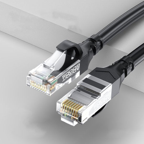 Zwarte netwerkkabel met transparante connectoren en gouden contacten close-up view