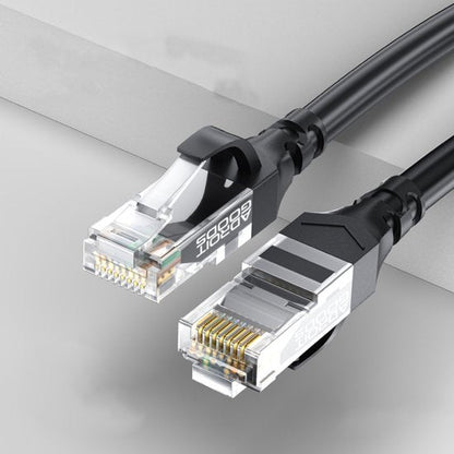 Zwarte netwerkkabel met transparante connectoren en gouden contacten close-up view