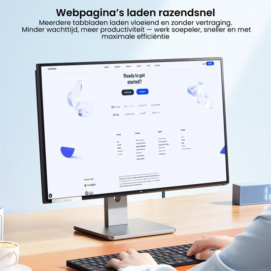 Moderne computerscherm toont snelle webpagina met persoon die toetsenbord gebruikt aan bureau