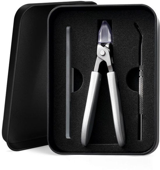 Zilverkleurige nagelknipper set met drie verschillende manicuregereedschappen in zwarte opbergdoos.