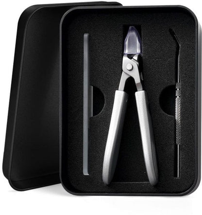 Zilverkleurige nagelknipper set met drie verschillende manicuregereedschappen in zwarte opbergdoos.