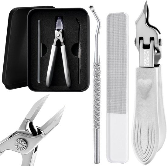 nagelknipper, nagelreiniger, nagelvijl en nagelknipset in zwart doosje professioneel