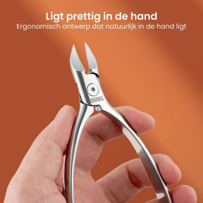 Hand houdt een ergonomisch ontworpen roestvrijstalen nagelknipper voor precisie en comfort
